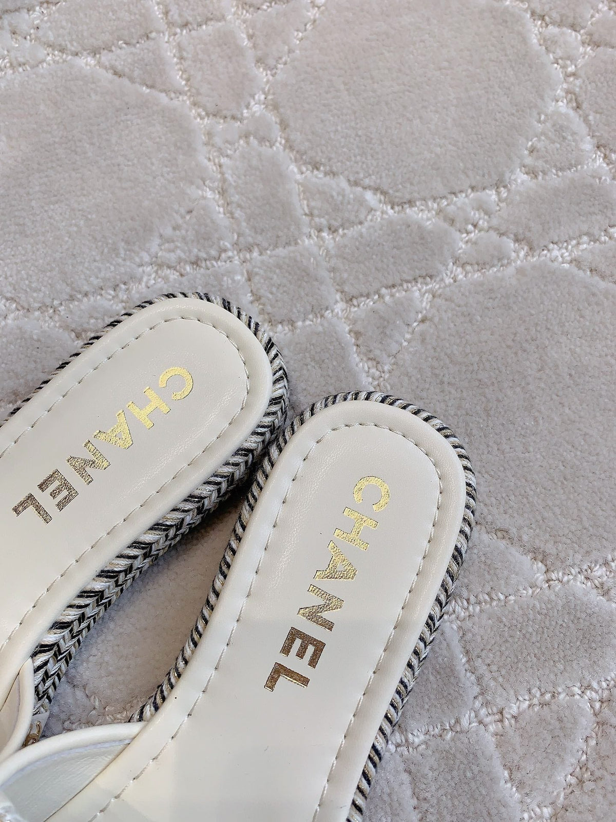 CHANEL PLATFORM SLIPPERS IN WHITE WOOL AND LAMBSKIN