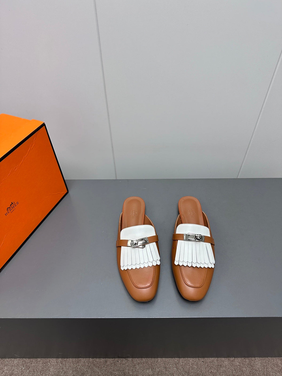 HERMES 0Z MULE IN BRONZE BROWN LAMBSKIN WITH WHITE FRINGE DETAIL