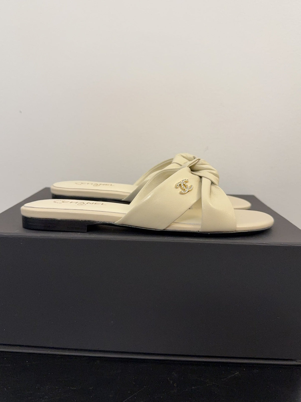 CHANEL LACE MULE 2 CM IN WHITE CREAM LAMBSKIN