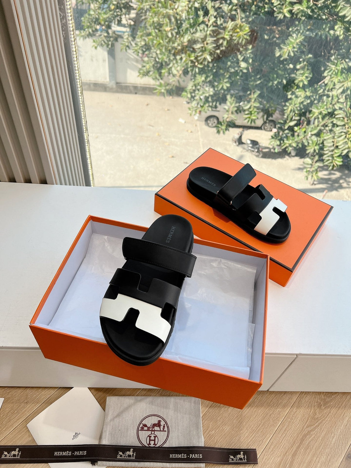 HERMES CHYPRE SANDAL IN BLACK MIX WHITE CALFSKIN