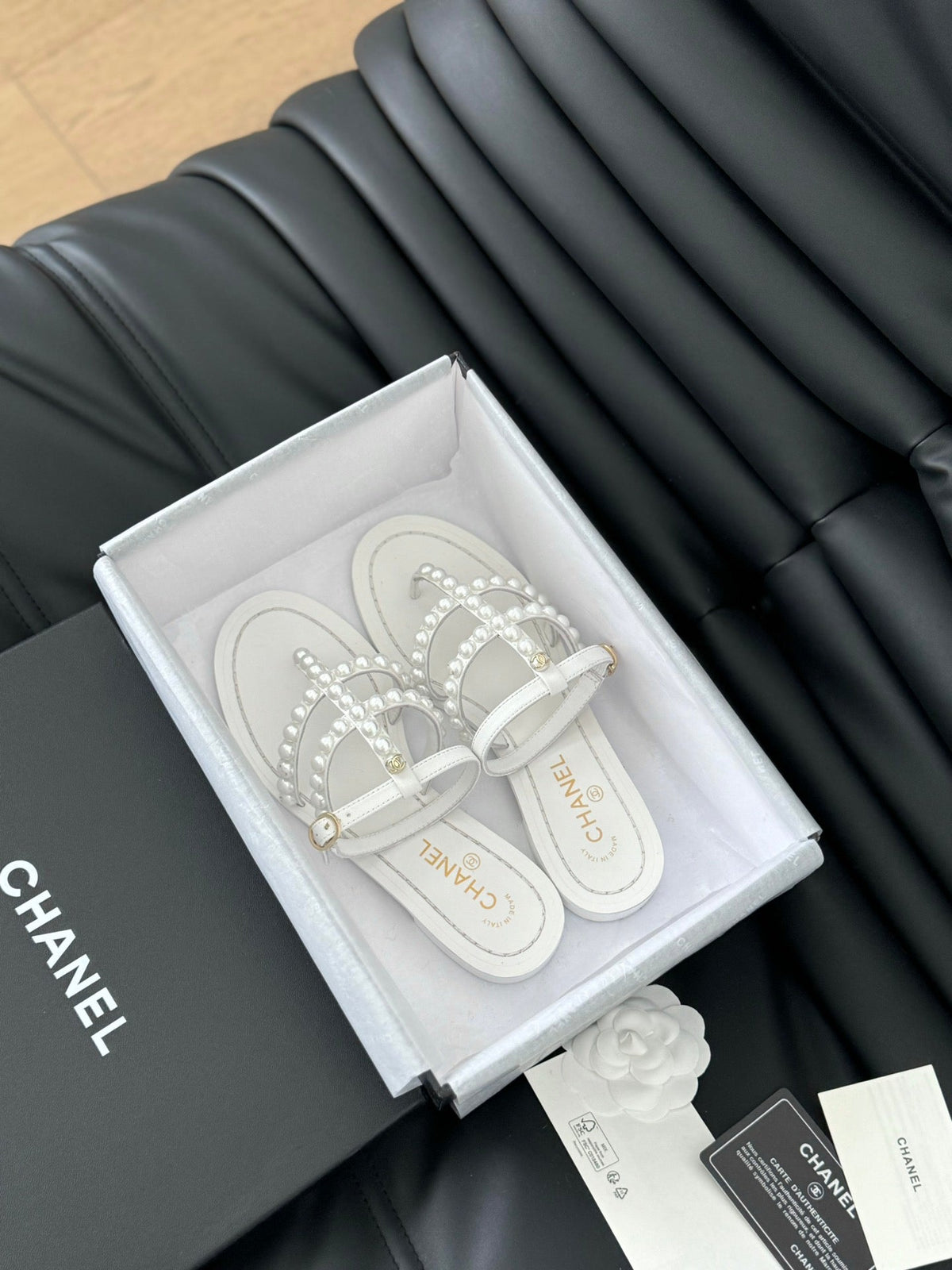 CHANEL MULE SLIPPERS WITH PEARL CHAIN IN WHITE LAMBSKIN