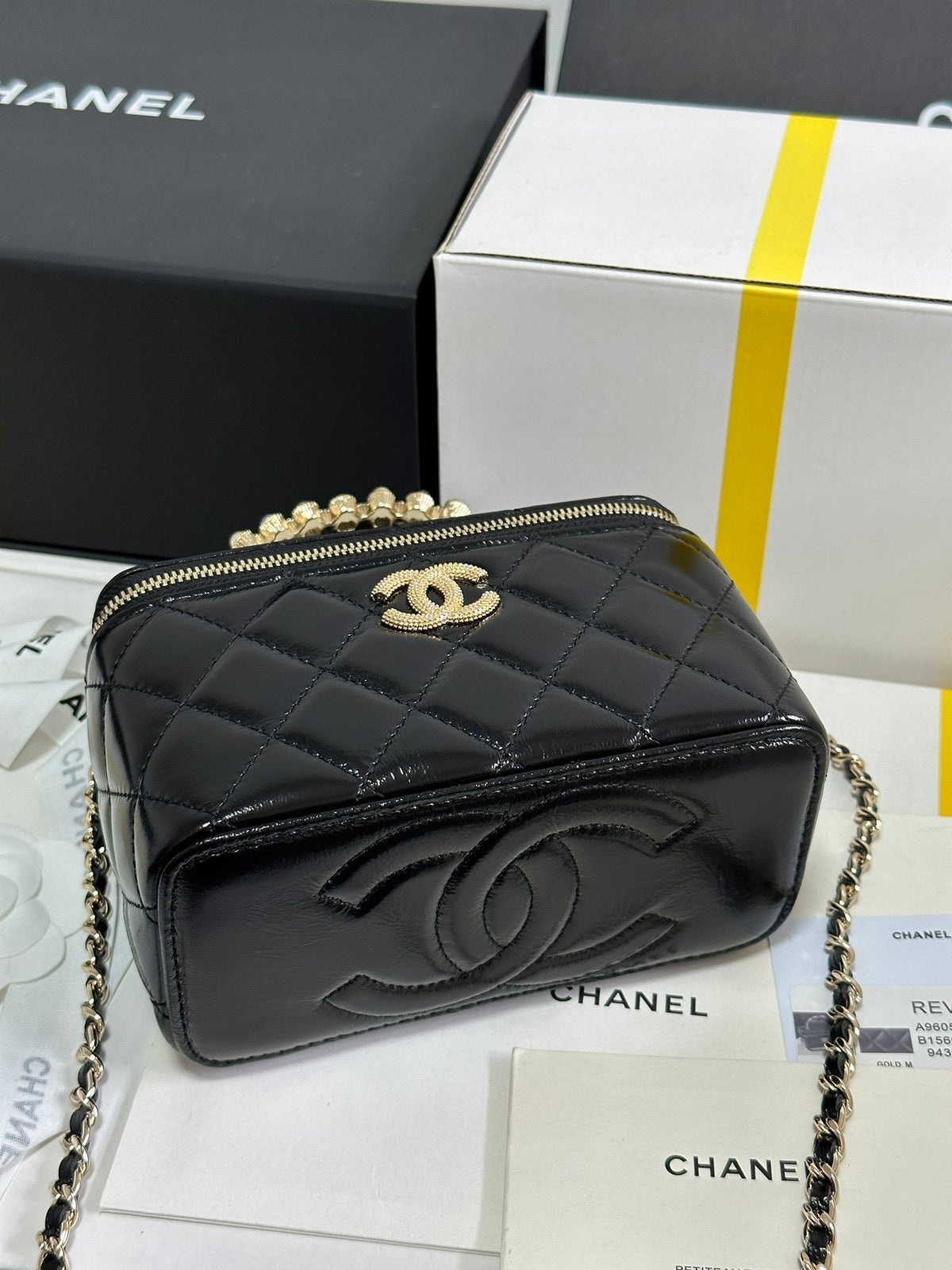 CHANEL VANITY CASE 18 IN BLACK SHINY LAMBSKIN WITH PEARL HANDLE