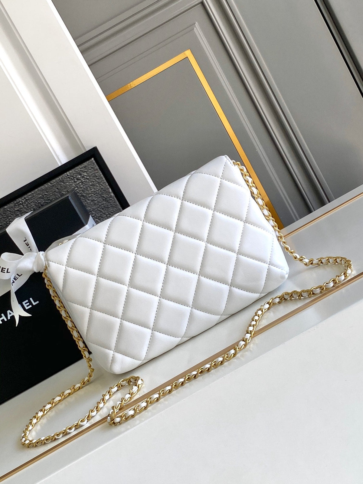 CHANEL MEDIUM 22 FLAP BAG IN WHITE LAMBSKIN GOLD HARDWARE